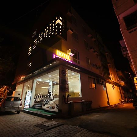 Radical Palace Hotel And Restaurant Lucknow Esterno foto