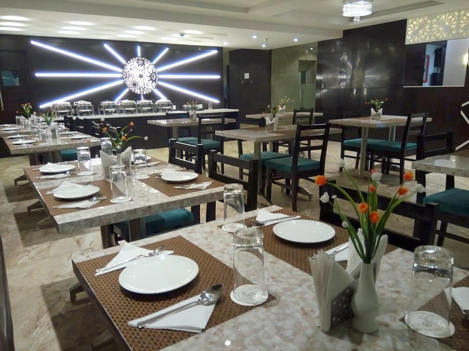 Radical Palace Hotel And Restaurant Lucknow Esterno foto