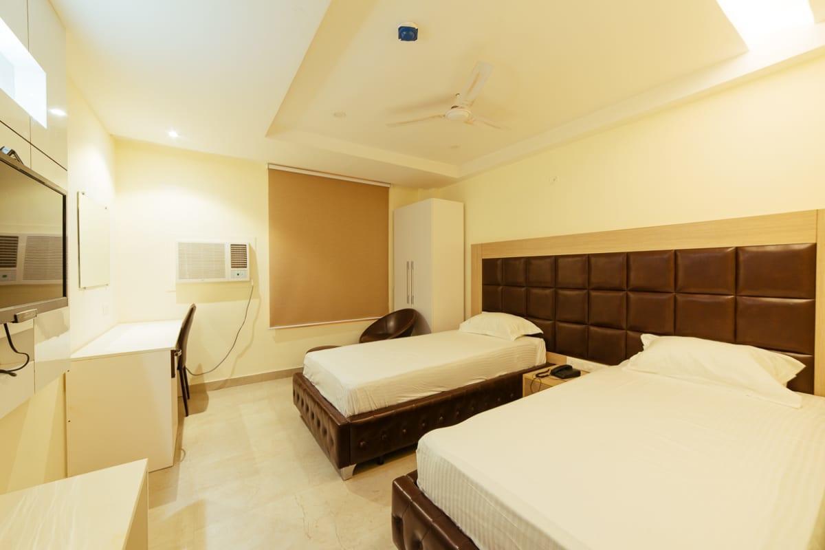 Radical Palace Hotel And Restaurant Lucknow Esterno foto