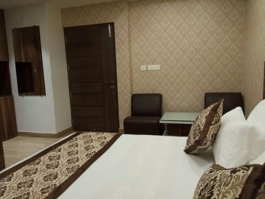Radical Palace Hotel And Restaurant Lucknow Esterno foto