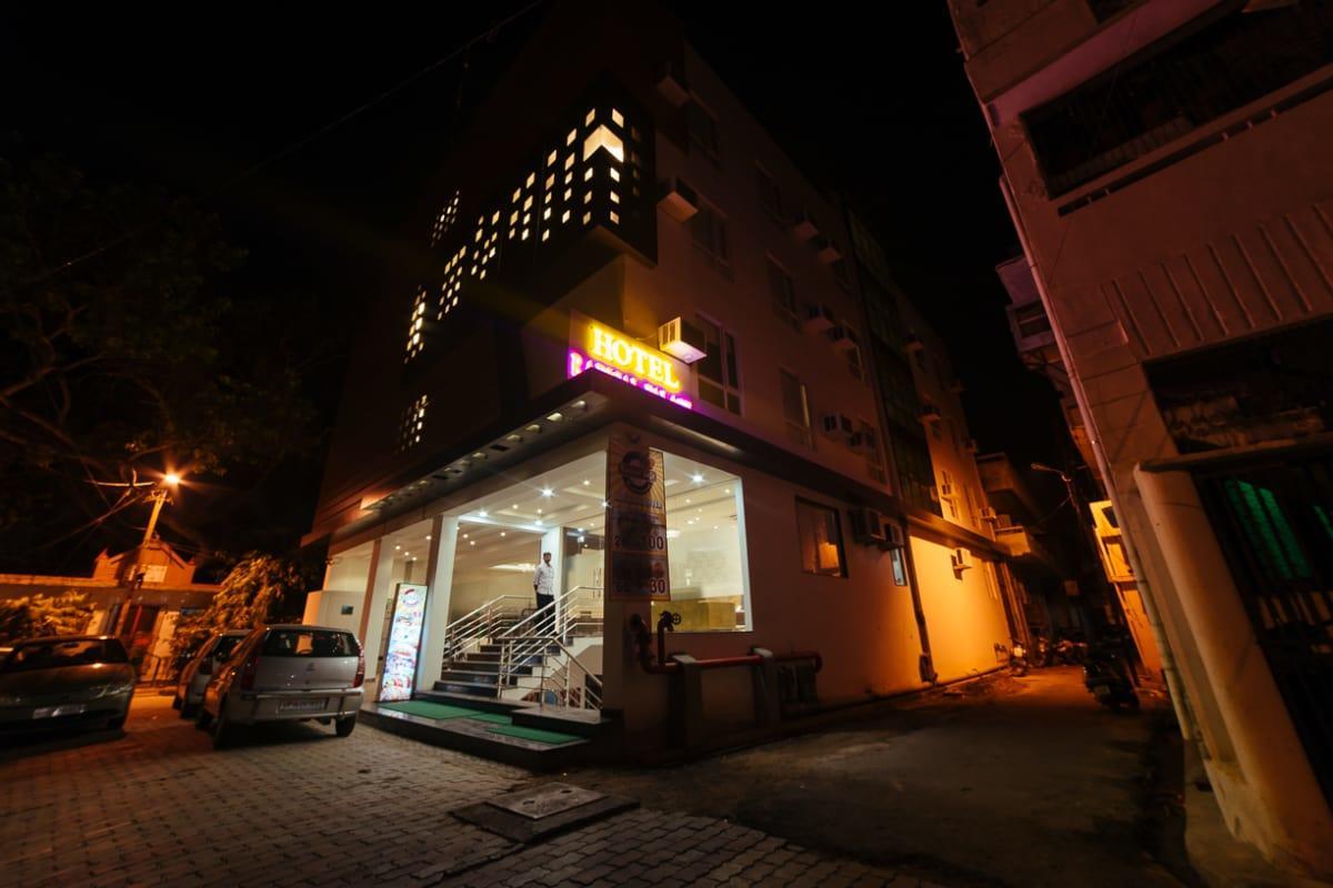 Radical Palace Hotel And Restaurant Lucknow Esterno foto