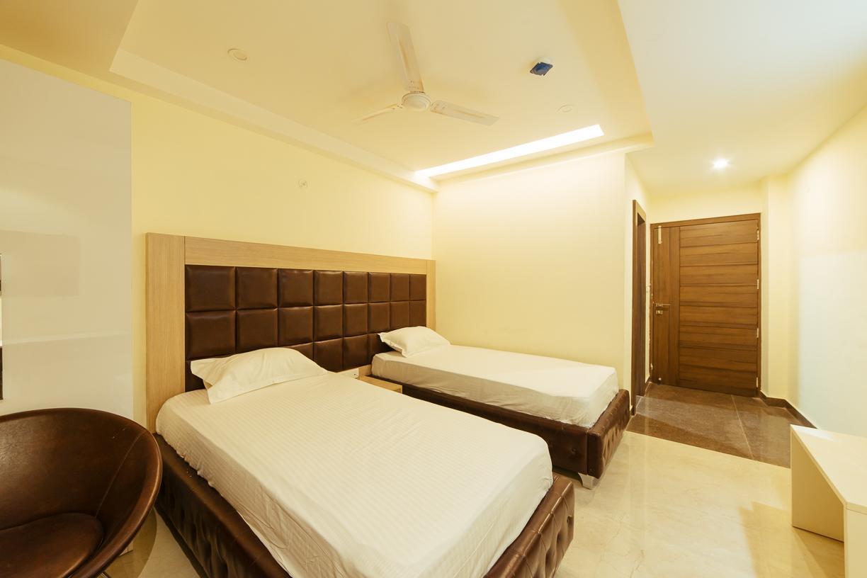 Radical Palace Hotel And Restaurant Lucknow Esterno foto